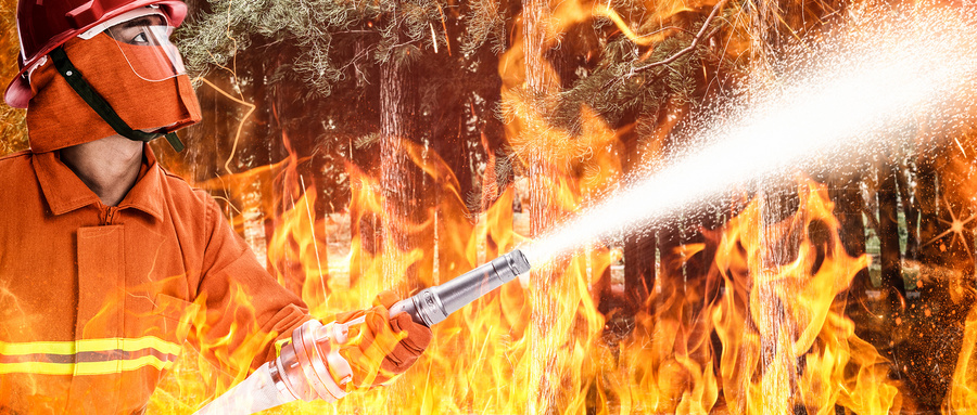 1641267518227261.jpg 消防员灭火.jpg