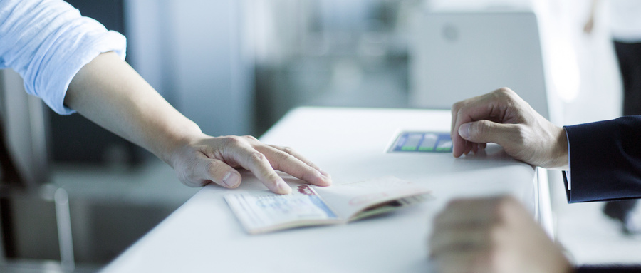 1642149112996021.jpg 摄图网_500545402_wx_商务男士在登机口办理出国手续(企业商用).jpg